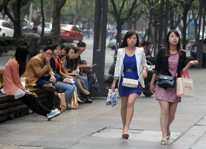 六问“大专学历女干部被提拔副科”